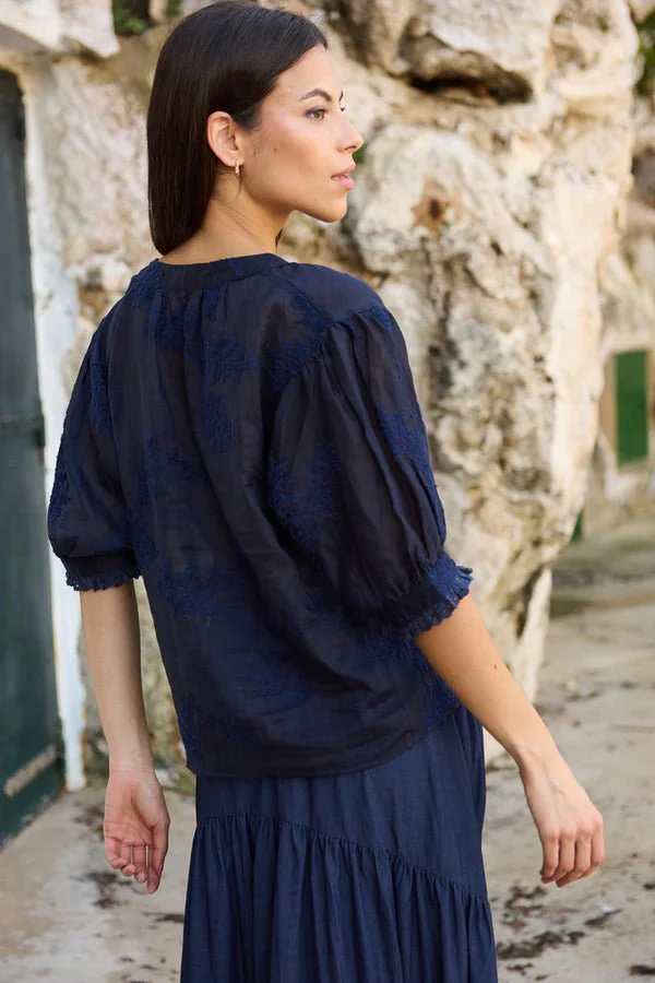 Bluse aus Ramie mit Ton-in-Ton-Stickerei in Nachtblau – Bild 6