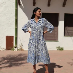 Fließendes Hemdblusenkleid mit blauem Print